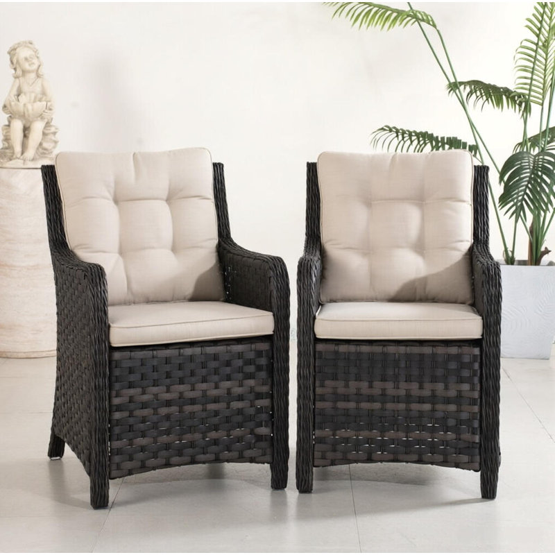 Élégantes chaises de salle à manger en rotin tissé avec coussins - résistantes aux intempéries et durables pour une utilisation extérieure / intérieure