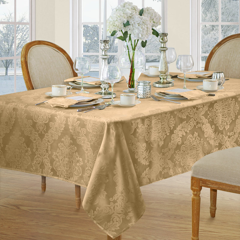 Nappe en jacquard de polyester uni à damas floral Burchfield, L 102 po x l 60 po, Or
