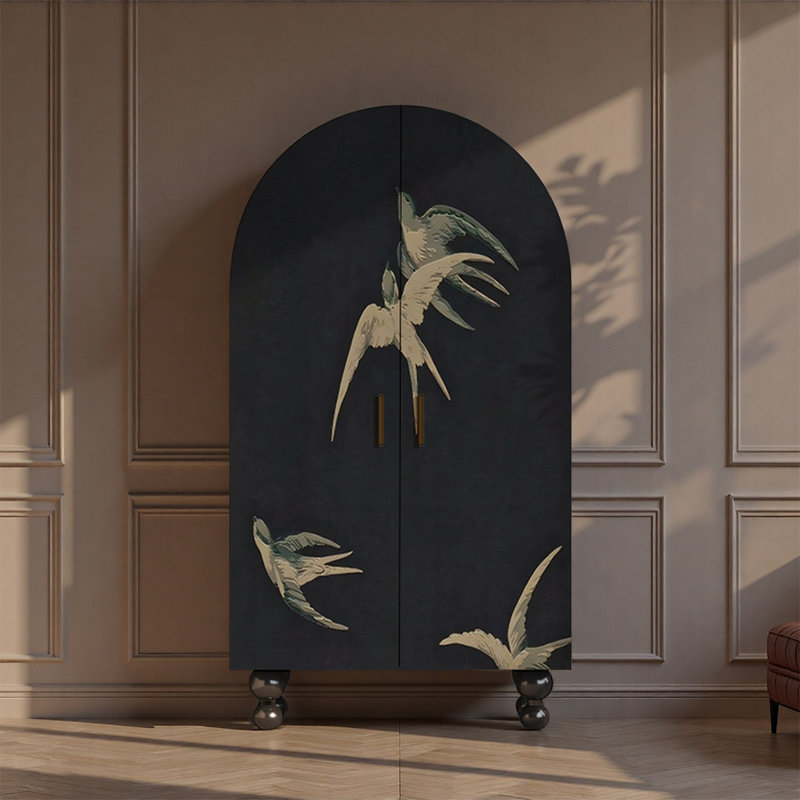 Armoire en pin avec motif d'oiseau