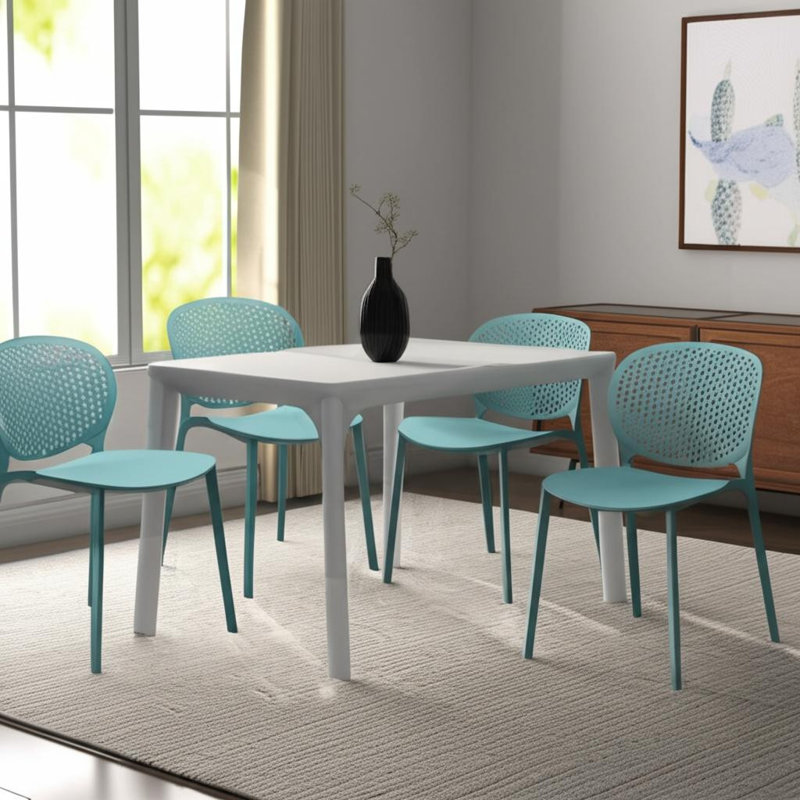 Ensemble de quatre chaises d'appoint bleues en plastique