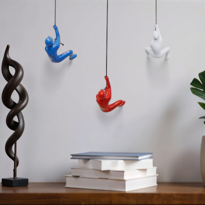Ensemble de trois sculptures d'escalade en résine bleu, rouge et blanc