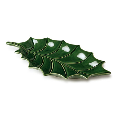 Plateau festif Holly 3D de 18 po Festive Blooms - Un magnifique plateau sculpté en grès en forme de feuille de houx brillante en vert forêt foncé, la pièce de service la plus spectaculaire de la saison.