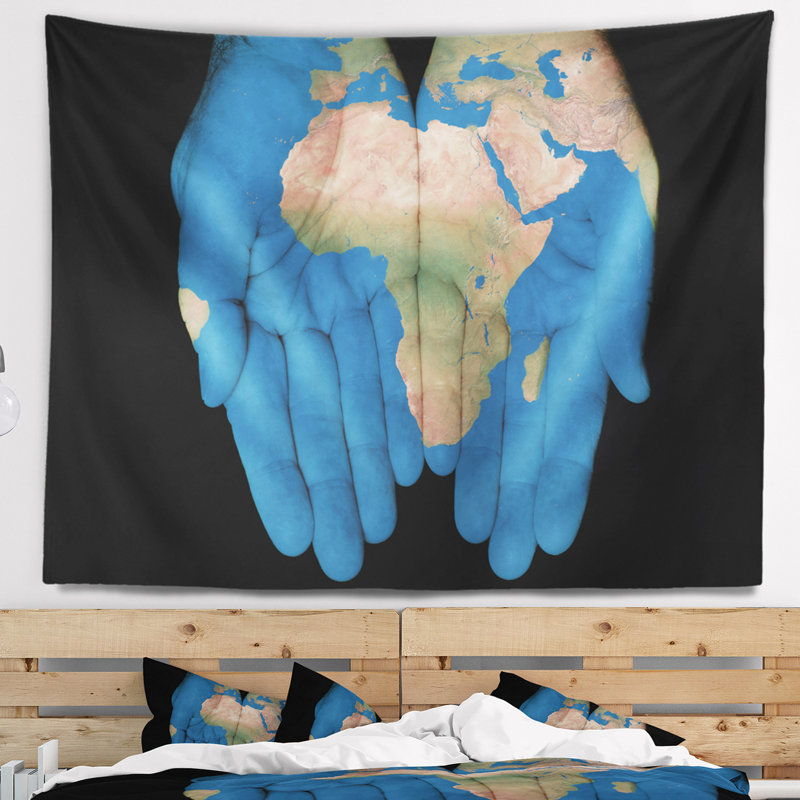 Carte africaine entre nos mains, tapisserie abstraite, H 32 po x l 39 po
