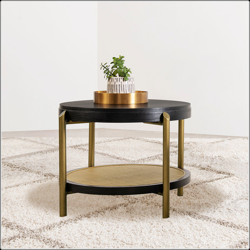 Table de bout ronde Benson avec design à deux niveaux et tablette en rotin naturel, parfaite pour les espaces de vie modernes et élégants.
