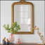Miroir mural arqué 23,5 x 37,5 po avec écusson doré orné, parfait pour rehausser tout style intérieur et ajouter une touche d'élégance