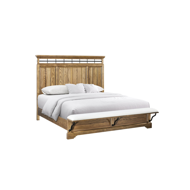 Très grand lit à panneau avec banc et finition, tête de lit avec des panneaux de bois disposés verticalement, un rail décoratif en métal, un banc rembourré au pied, ton chaud sur les placages, construction robuste encadrée