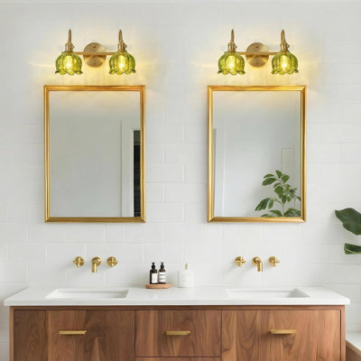 Luminaires de salle de bain rétro à 2 lumières, lumières de meuble-lavabo câblées de 14,5 po avec abat-jour en tulipe verte, appliques murales antiques en or brossé pour le salon de la salle de bain avec miroir (ampoules non incluses)