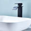 Robinet de lavabo de salle de bain monocommande à grande arche et cascade avec plaque de pont en noir mat-117227323