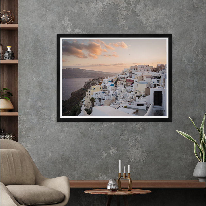 Oia Sunset Coastline VI par Tim Klein - Photographie avec cadre photo