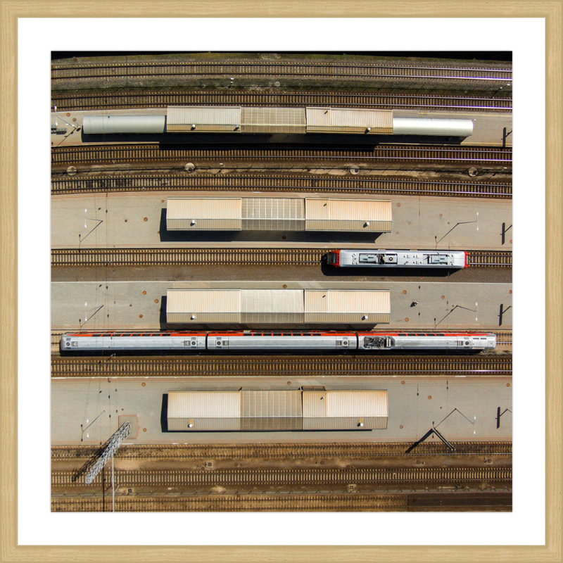 « trains » par karolis janulis, reproduction de photo encadrée, H 18 po x l 18 po x P 1,5 po
