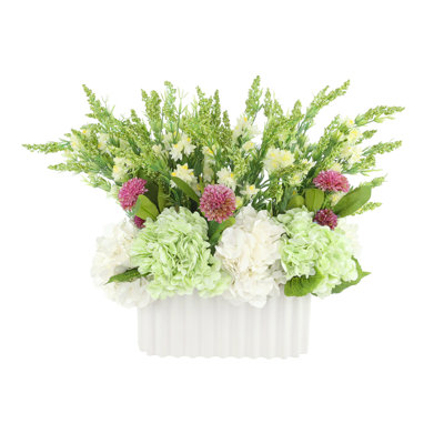 Centre de table avec hortensias et bruyère