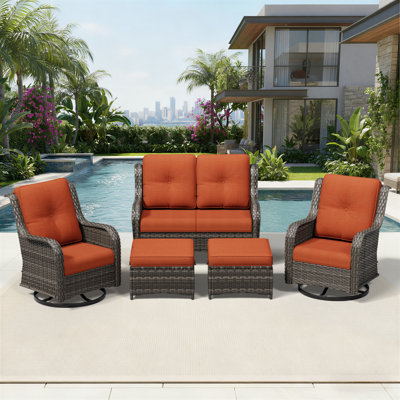 Ensemble de conversation pour patio en osier 5 pièces, causeuse, 2 fauteuils pivotants et 2 repose-pieds avec coussins orange