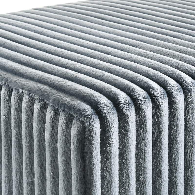 Élégante chambre en velours côtelé bleu pour grand lit: lit, 2 tables de chevet spacieuses et banc en tissu: