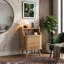Table de chevet cannelée de style moderne du milieu du siècle avec station de recharge, table de chevet en chêne avec porte coulissante à tambour et étagère ouverte, meuble de rangement de 68,5 cm de haut pour chambre ou salon-1284929746