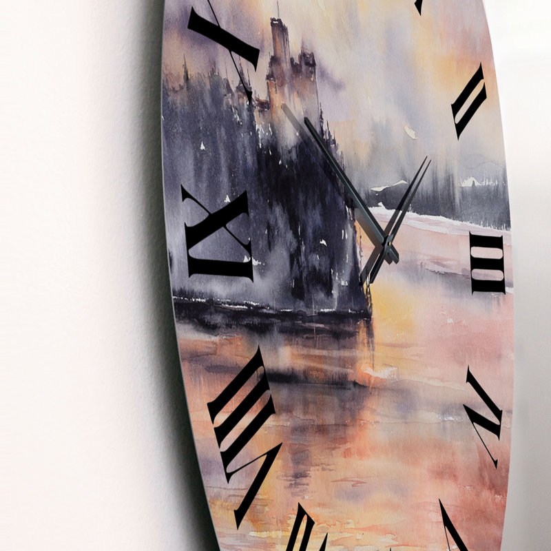 Horloge murale du château médiéval au coucher du soleil au bord du lac, Moyen