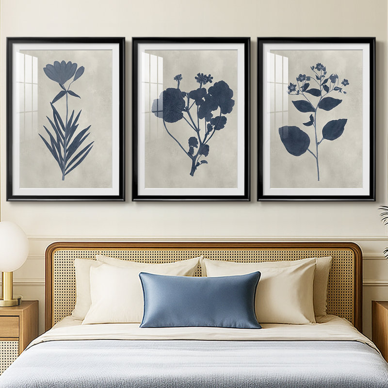 Fleurs bleu marine pressées I - reproduction sur mesure encadrée de qualité supérieure - 3 pièces, H 21 po x l 30 po