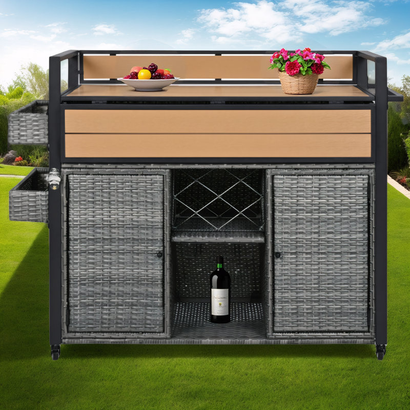 Chariot de barbecue extérieur en osier l 52,8 po avec plateau en bois en plastique, îlot de cuisine sur roulettes avec armoire de rangement, pour patio, jardin, piscine, conception à deux poignées