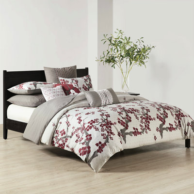 Taie décorative 26 po x 26 po en gris, 100% coton 200Tc, plissée et ornée d'une broderie rouge délicate, fermeture à glissière cachée, complément à la literie fleur de cerisier 26 "x 26" 200Tc, accent brodé, correspond