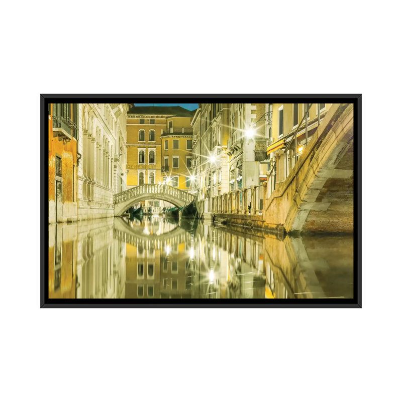 «Venice, Italy, Canal Reflections» par Mark Paulda, impression, H 18 po x l 26 po x P 1,5 po, Pas de tapis