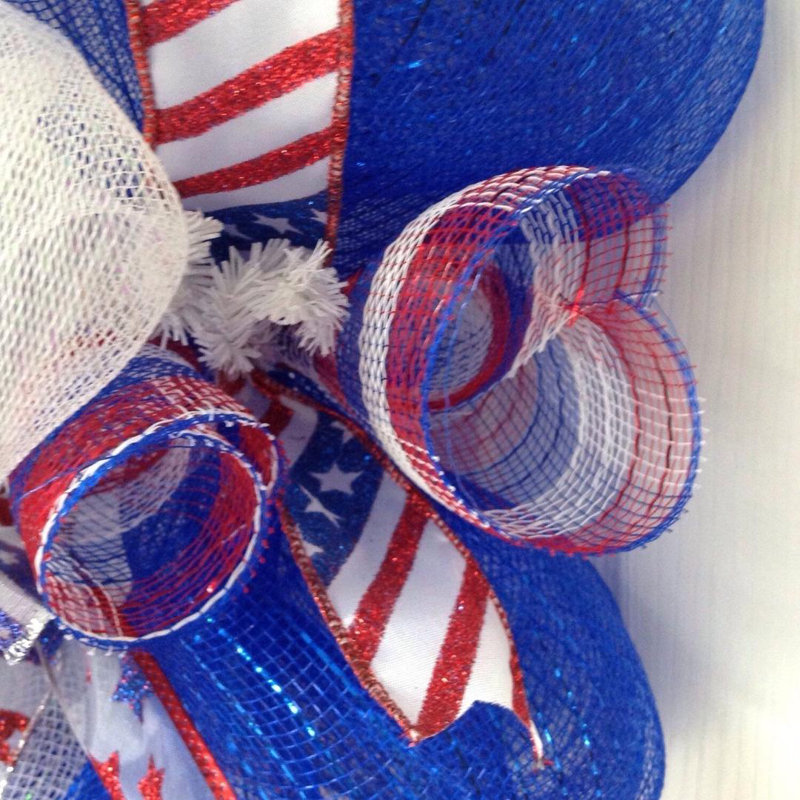 Couronne patriotique avec maille décorative faite à la main intérieur / extérieur 24 pouces de diamètre God Bless America