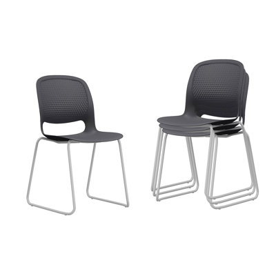 Un ensemble de 4 chaises empilables