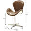 Chaise brune de style rétro avec siège baquet délicat et courbe de dossier rétro