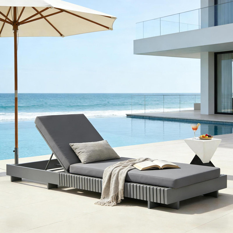 Chaise longue de patio moderne gris foncé, bois d'acacia, confort près de la piscine