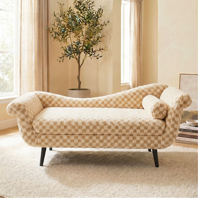 Tissu classique à motif de losanges jumelé à d'élégants accoudoirs à volutes, offrant un grand confort et un style intemporel.