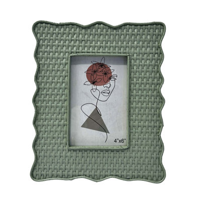 VIP Wood 9.45 in. Green Scalloped Textured Frame 4x6