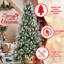 Arbre de Noël de 9 pi avec 3750 pointes, décoré de baies rouges et de pin, branches en PE + enneigées, conception à charnières pour une mise en forme rapide, support de support en métal stable équipé et ajoutant de la profondeur à