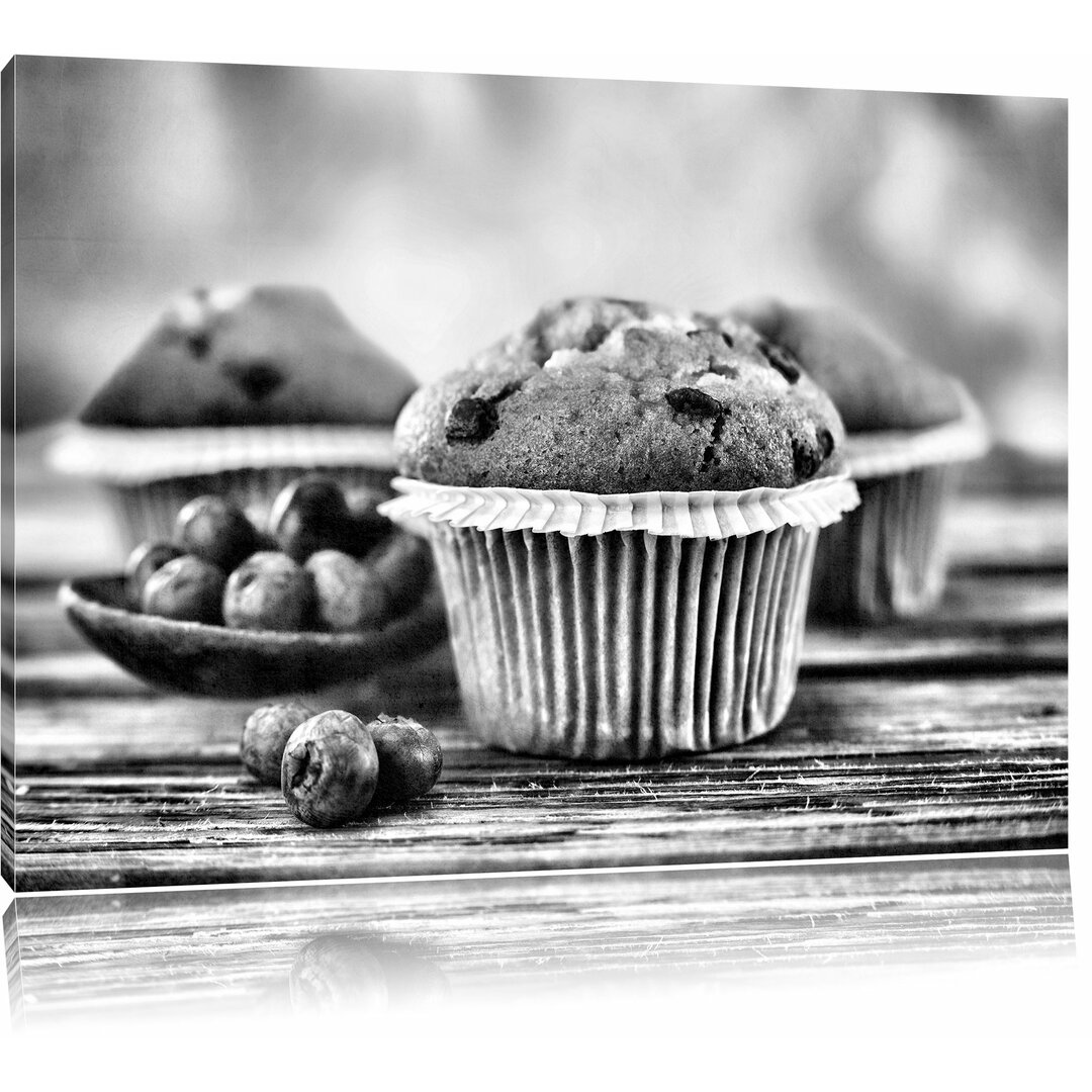 Leinwandbild Muffins mit Schokoraspeln und Blaubeeren in Monochrom