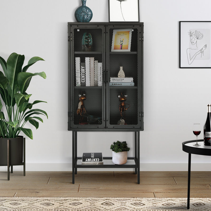 Armoire industrielle avec 2 portes grillagées en métal et tablettes réglables et tablette inférieure