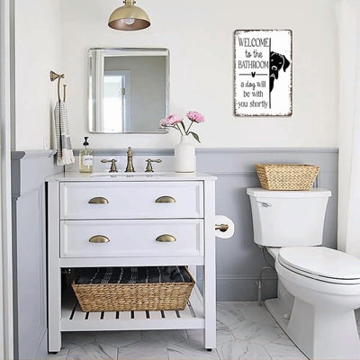 «Welcome To The Bathroom A Dog Will Be With You Shortly», panneau en métal - art mural rétro en aluminium pour chien de 8 x 12 po, décor de salle de bain humoristique noir et blanc pour les toilettes, décorations murales