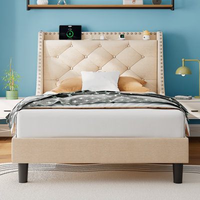 Base de lit simple avec dossier à oreilles de luxe et station de charge rapide, tête de lit tapissier capitonné avec rangement, beige.