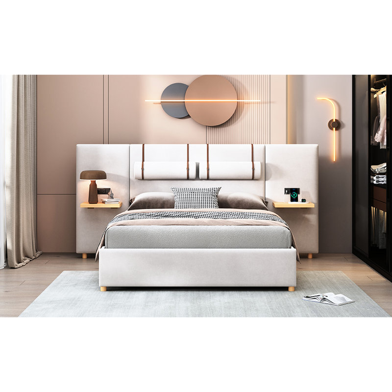 Grand lit plateforme avec revêtement beige, deux prises et ports, rangement de chevet, lit en velours, tête de lit de style chic
