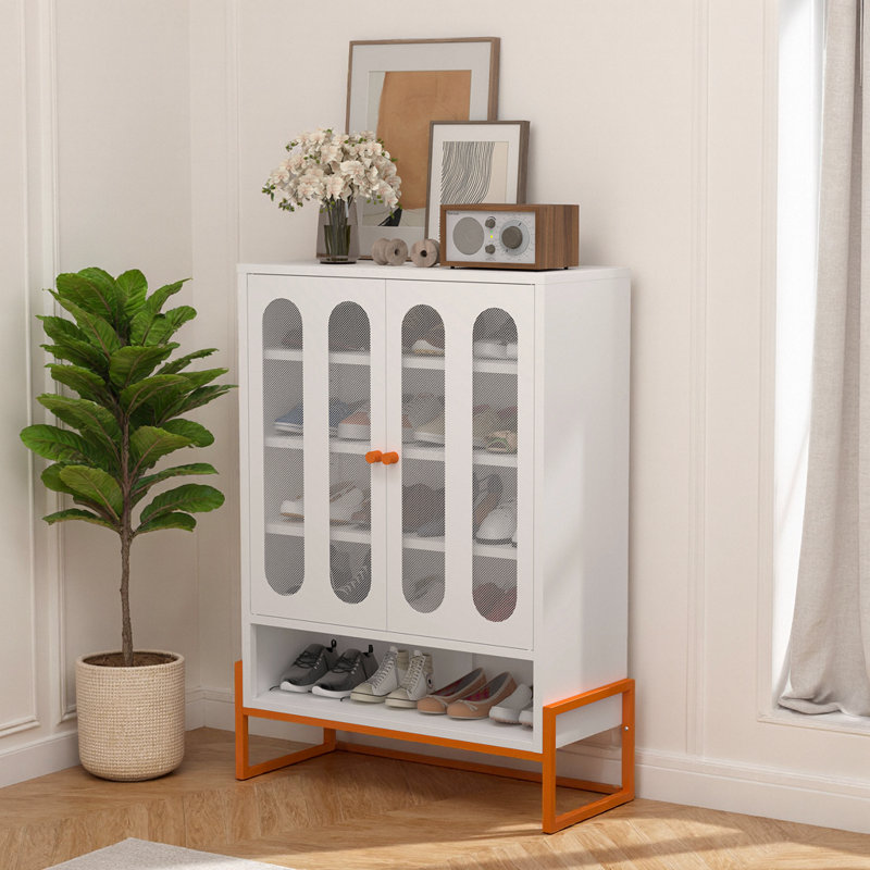 Armoire à chaussures 46 po en métal blanc moderne avec portes en filet, rangement mural ou autoportant pour l'entrée, pieds surélevés de 15 po, tablettes réglables magnétiques, compatible avec l'aspirateur robot