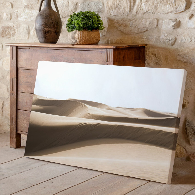 "Toile créer un paysage désertique serein avec dunes de sable ondulées douces qui s'étendent à travers le premier plan"