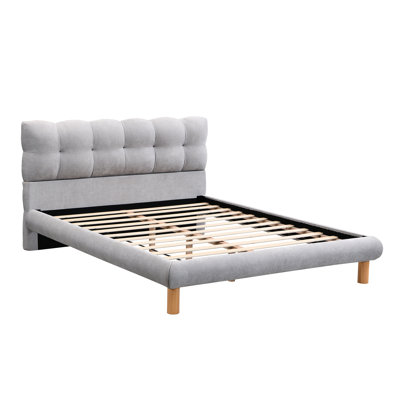 Lit double tapissier pleine grandeur avec revêtement en chenille gris et tête de lit élégante en forme de biscuit pour une chambre à coucher élégante