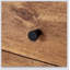 Table de chevet à double tiroir. La surface du panneau est en panneau de fibres à densité moyenne avec un autocollant de grain de bois, et les deux côtés sont en verre trempé transparent. La conception est simple et élégante, avec d'excellentes fonctions de rangement.