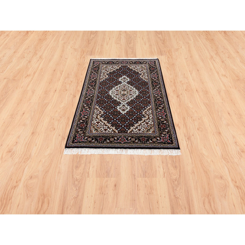 Tapis noué à la main en laine et soie Tebraz Mahi 3 pi x 4 pi 1 po E2886DDED782430C9F01E7A76FE26EB6