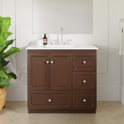 Meuble-lavabo blanc avec armoires en aulne foncé et plateau en céramique blanc l 37 po x P 22 po x H Ultraline