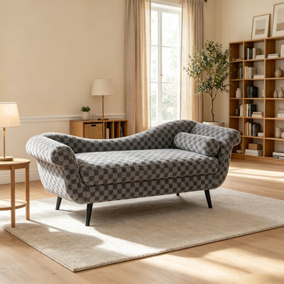 Tissu classique à motif de losanges jumelé à d'élégants accoudoirs à volutes, offrant un grand confort et un style intemporel.