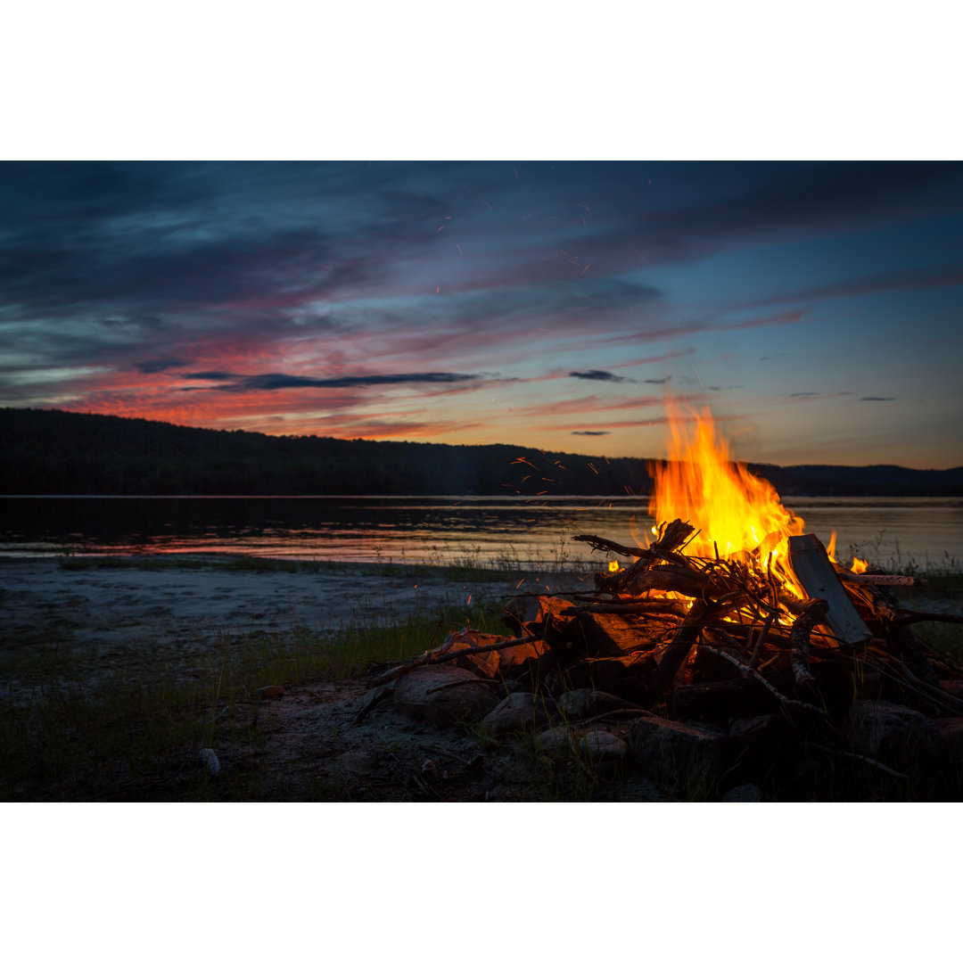 Sommerlagerfeuer und See bei Sonnenuntergang von Onfokus - Leinwandbild