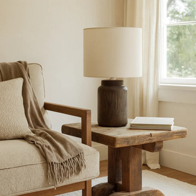 Lampe de table Rumi avec détails de grain, base en résine brune, abat-jour tambour ivoire
