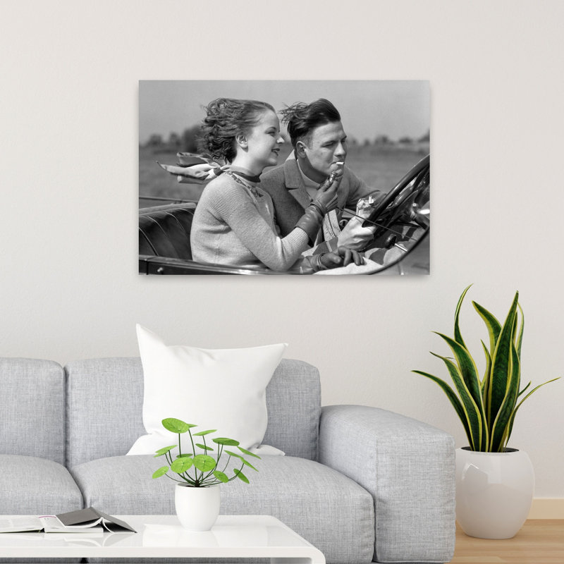 Art des années 1930, homme conduisant une voiture décapotable alors que sa petite amie allume sa cigarette, romantique, paysage contemporain contemporain, art mural