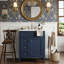 Meuble-lavabo 24 po Modern French Atelier avec comptoir en céramique, meuble-lavabo simple avec tiroir basculant, 2 tiroirs coulissants et armoire de rangement avec organisateur de porte, pieds en bois massif (disponible en noir, blanc, bleu et vert)-129521235