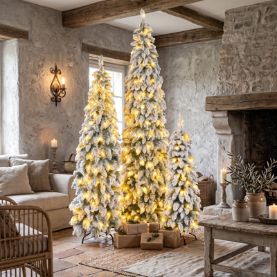 Ensemble de 3 sapins de Noël pré-illuminés, 1,20 m, 1,80 m et 2,40 m, recouverts de neige floquée, avec extrémités de branches en PVC, lumières DEL multicolores et branches articulées.