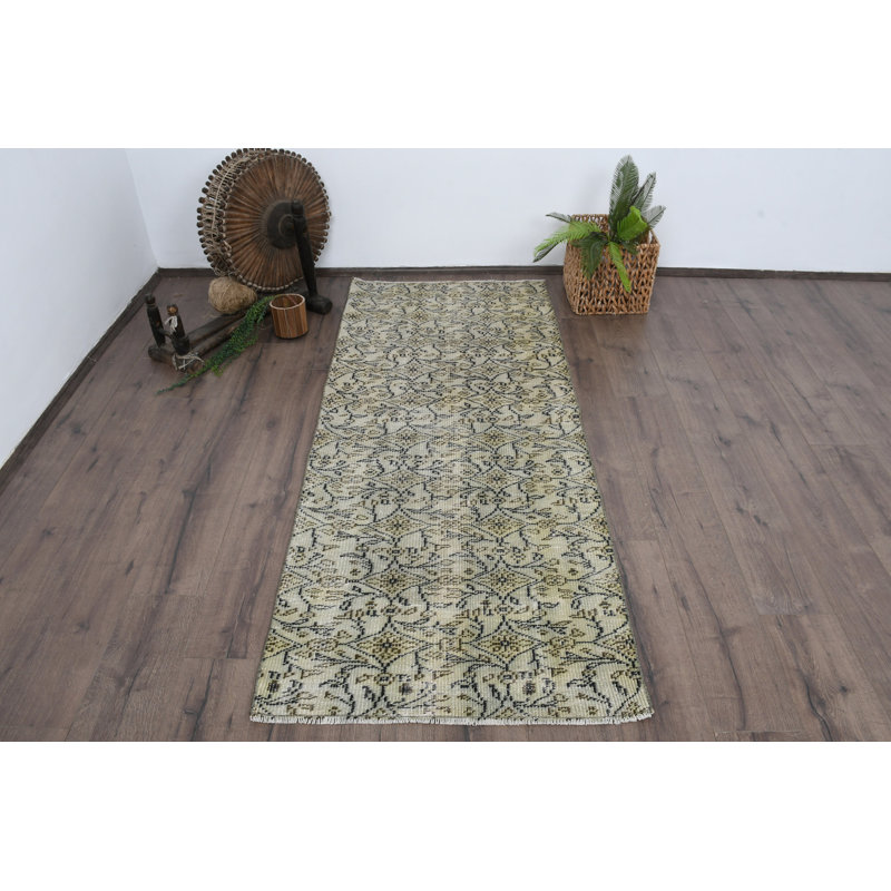Tapis beige classique en laine 32,7 x 79,5 po