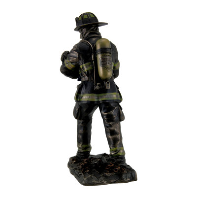Statue traditionnelle en résine coulée à froid, représentant un pompier portant un enfant, en bronze métallisé, hauteur 28 cm.