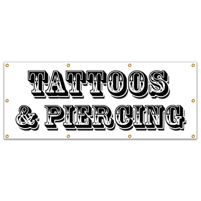 Signe de banderole tatouée et percée